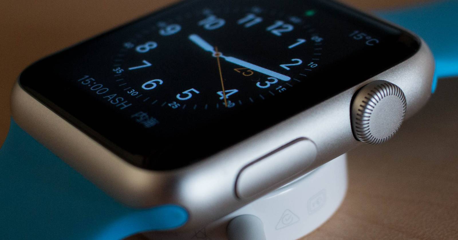 Apple Watch на беспроводном зарядном диске