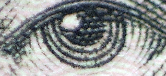 Кроп 100% со стеком показывает отдельные волокна и штриховку на изображении