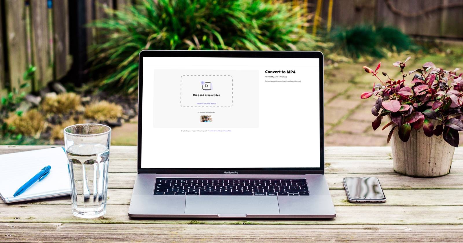 Ноутбук с открытым Adobe Spark на экране.