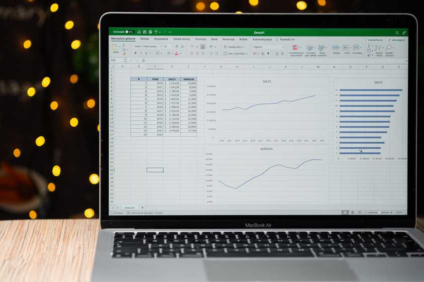 Microsoft Excel на экране MacBook Air.