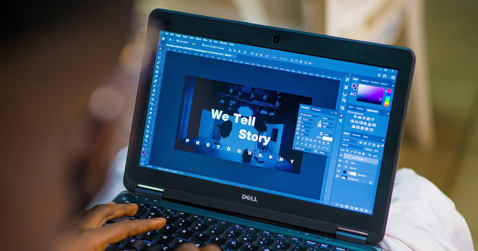 Добавление текста на фотографию: человек делает заметку на семейном портрете