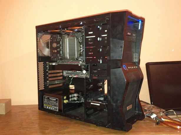Persona che verifica i collegamenti interni del PC prima del primo avvio