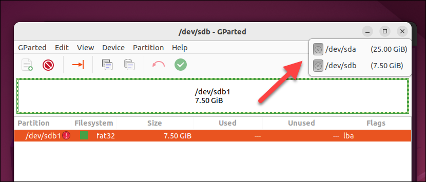 В GParted выберите диск в выпадающем меню в правом верхнем углу