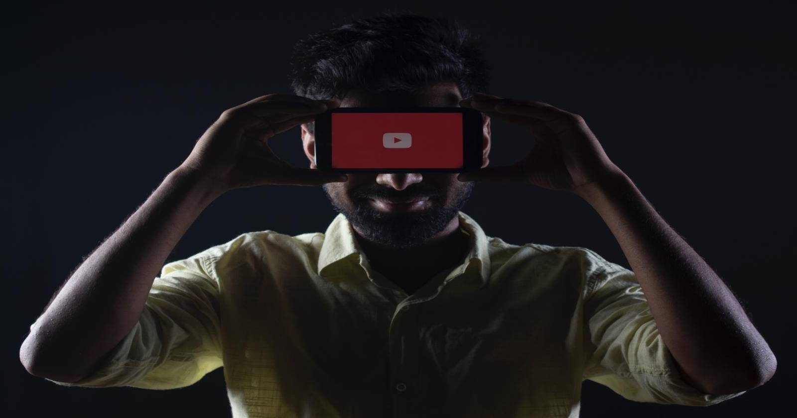 Основное изображение: портативный проигрыватель и наушники