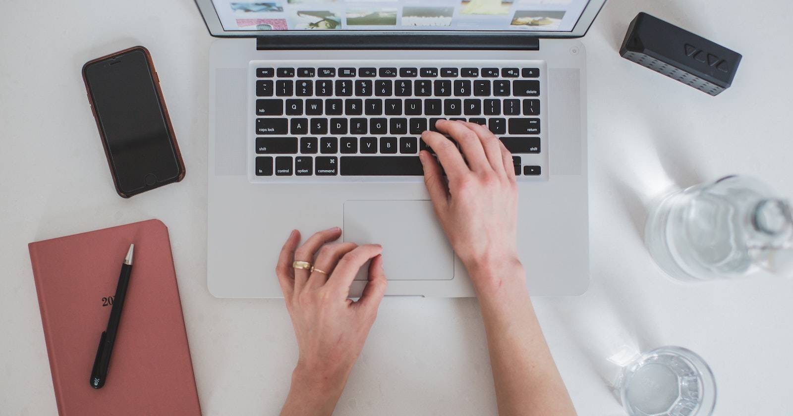 Пользователь работает на ноутбуке MacBook Air