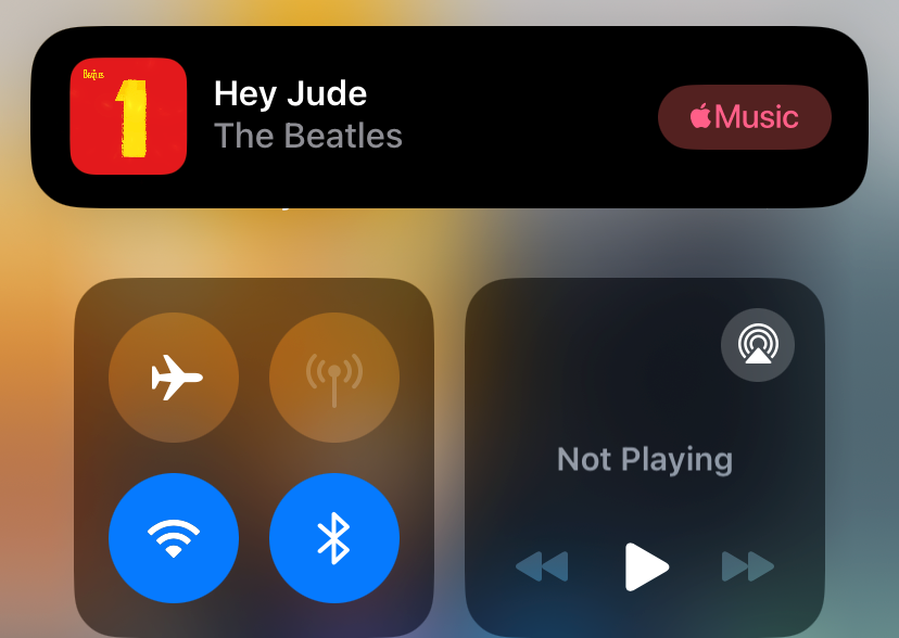 Баннер с найденной песней появится в верхней части экрана. 