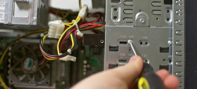 Festplatte wird vorsichtig aus dem Schacht genommen