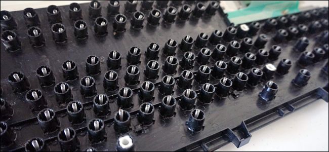 Работа с изопропиловым спиртом и ватными палочками на плате