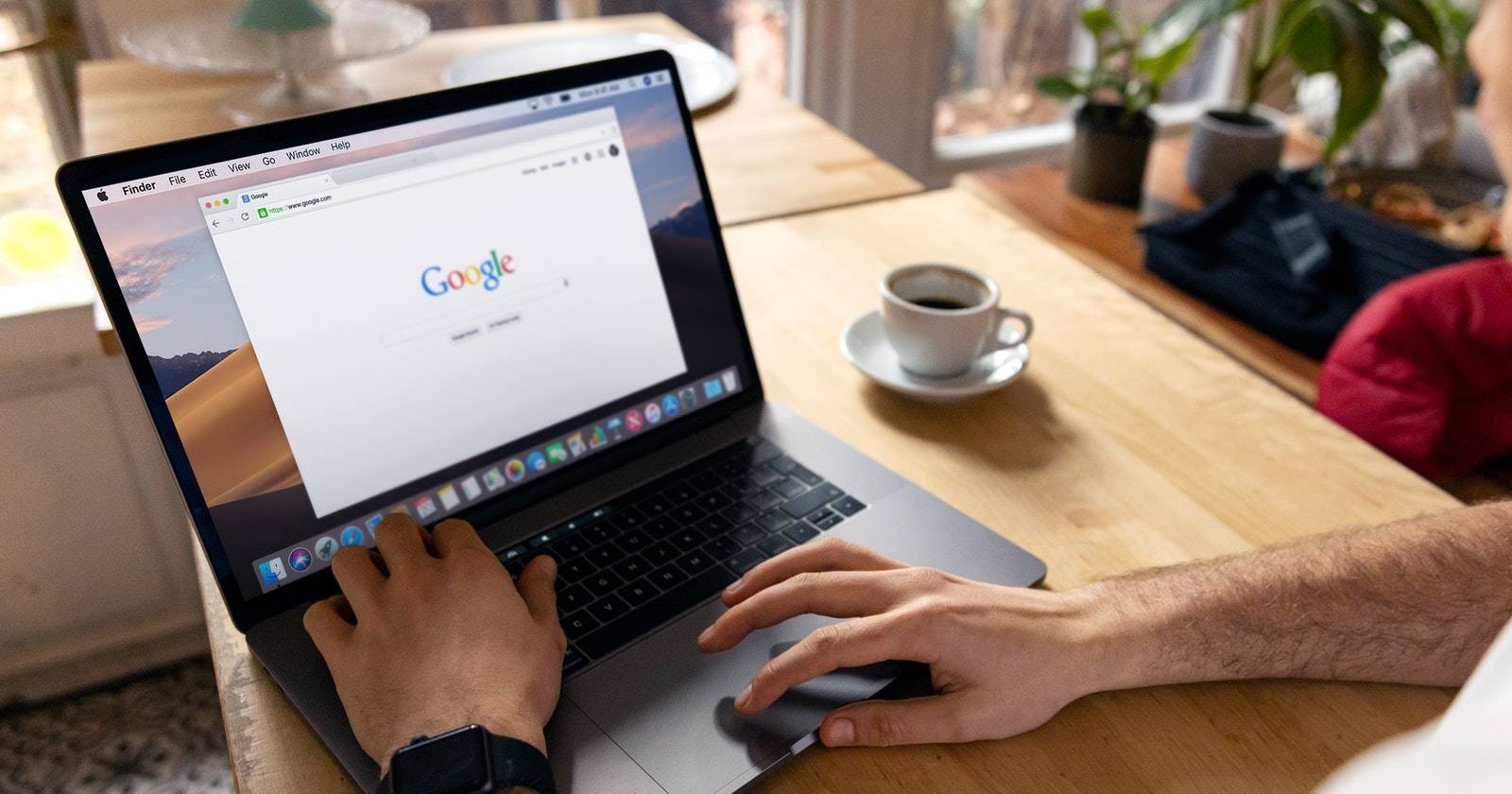 Ноутбук MacBook с открытым окном поиска Google на экране