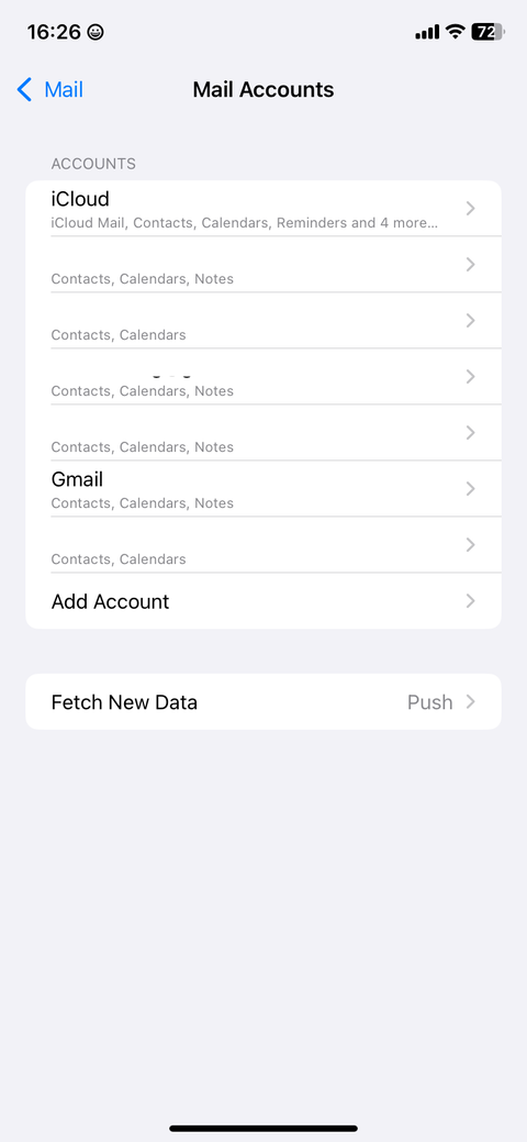 Список учётных записей в настройках iOS