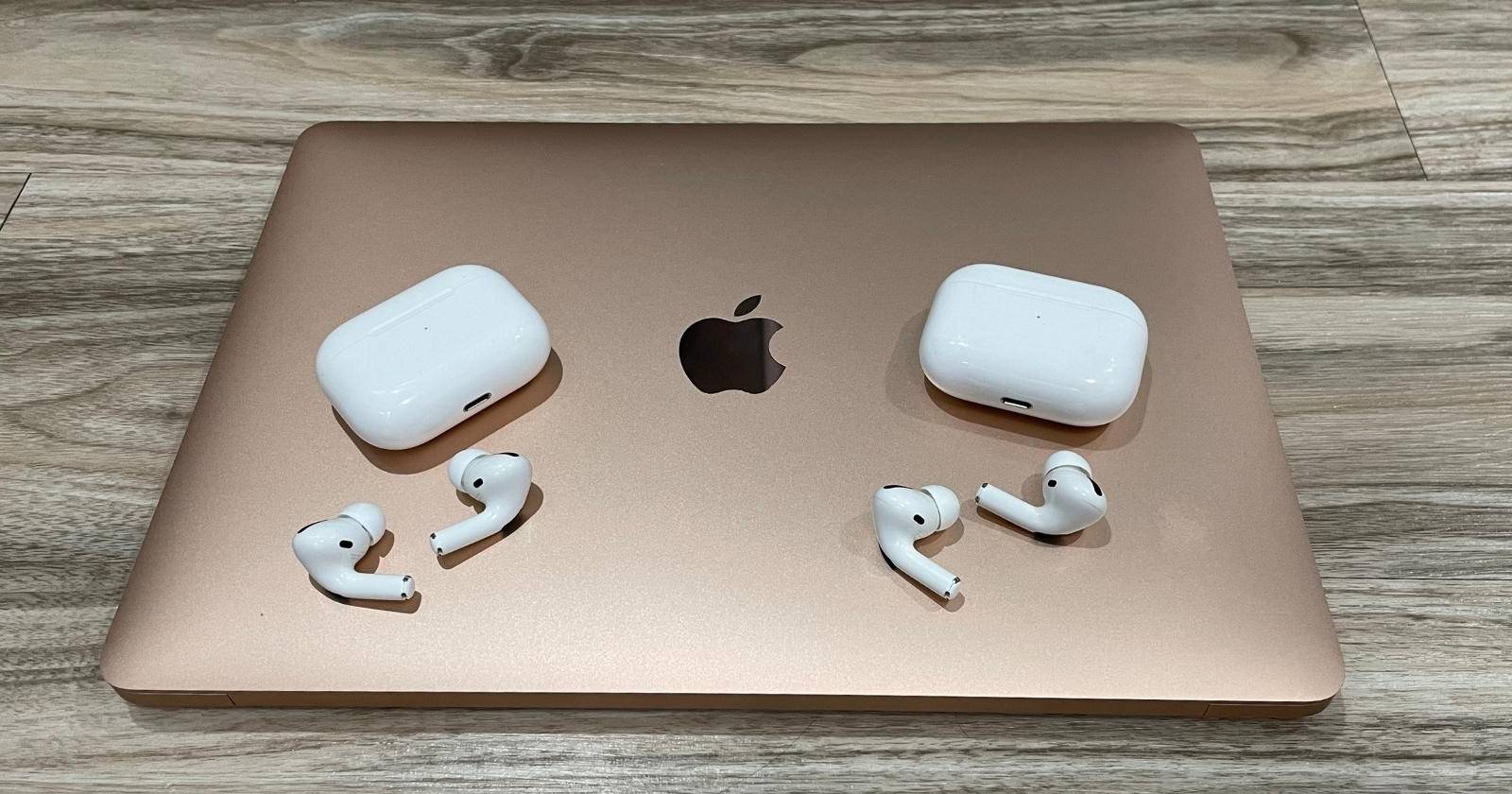 Две пары AirPods на ноутбуке MacBook