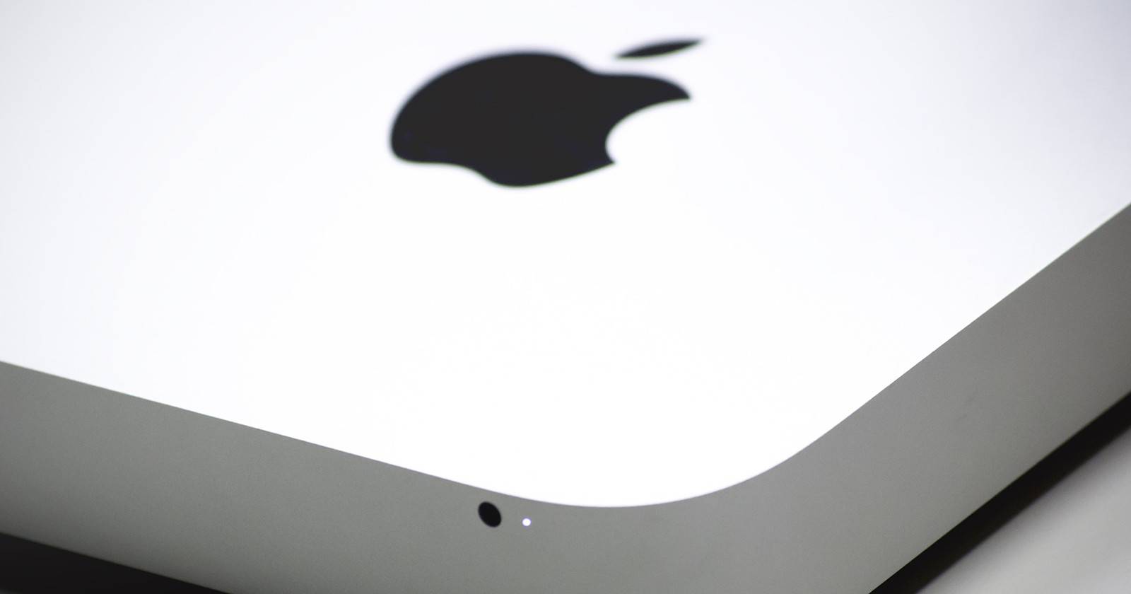 Крупный план Mac mini с видимыми портами и корпусом