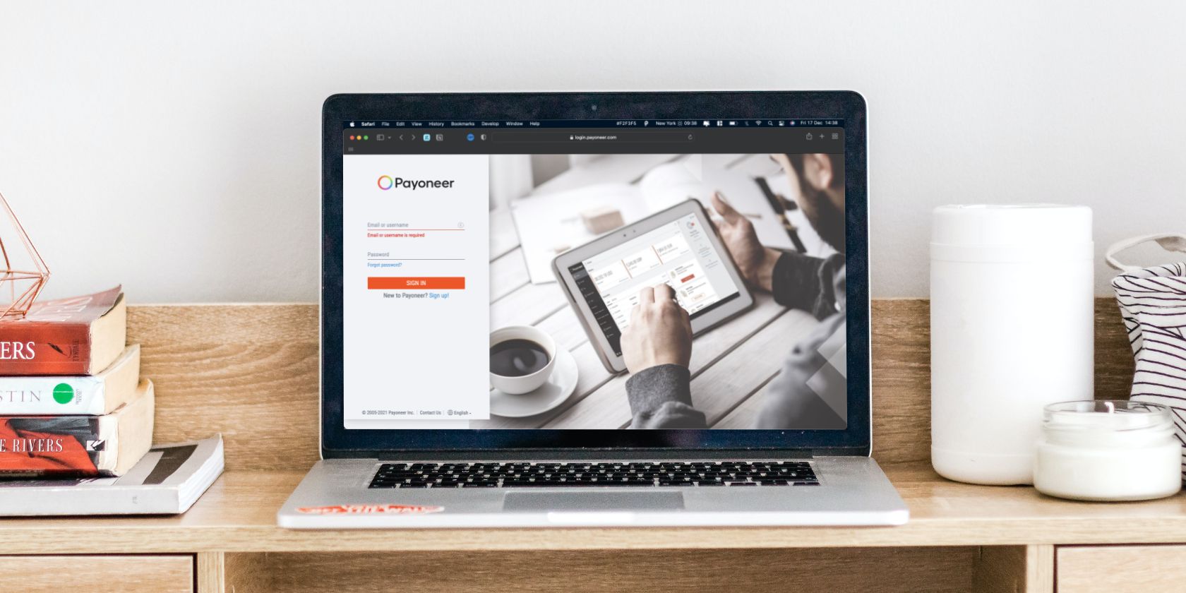 Payoneer открыт на ноутбуке.