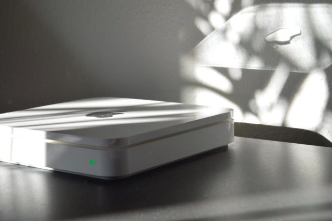 Роутер с внутренним диском, показан на столе рядом с ноутбуком