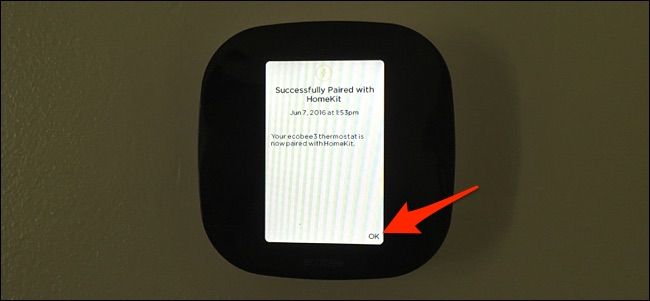 Уведомление на экране термостата о добавлении в HomeKit; кнопка OK в правом нижнем углу.