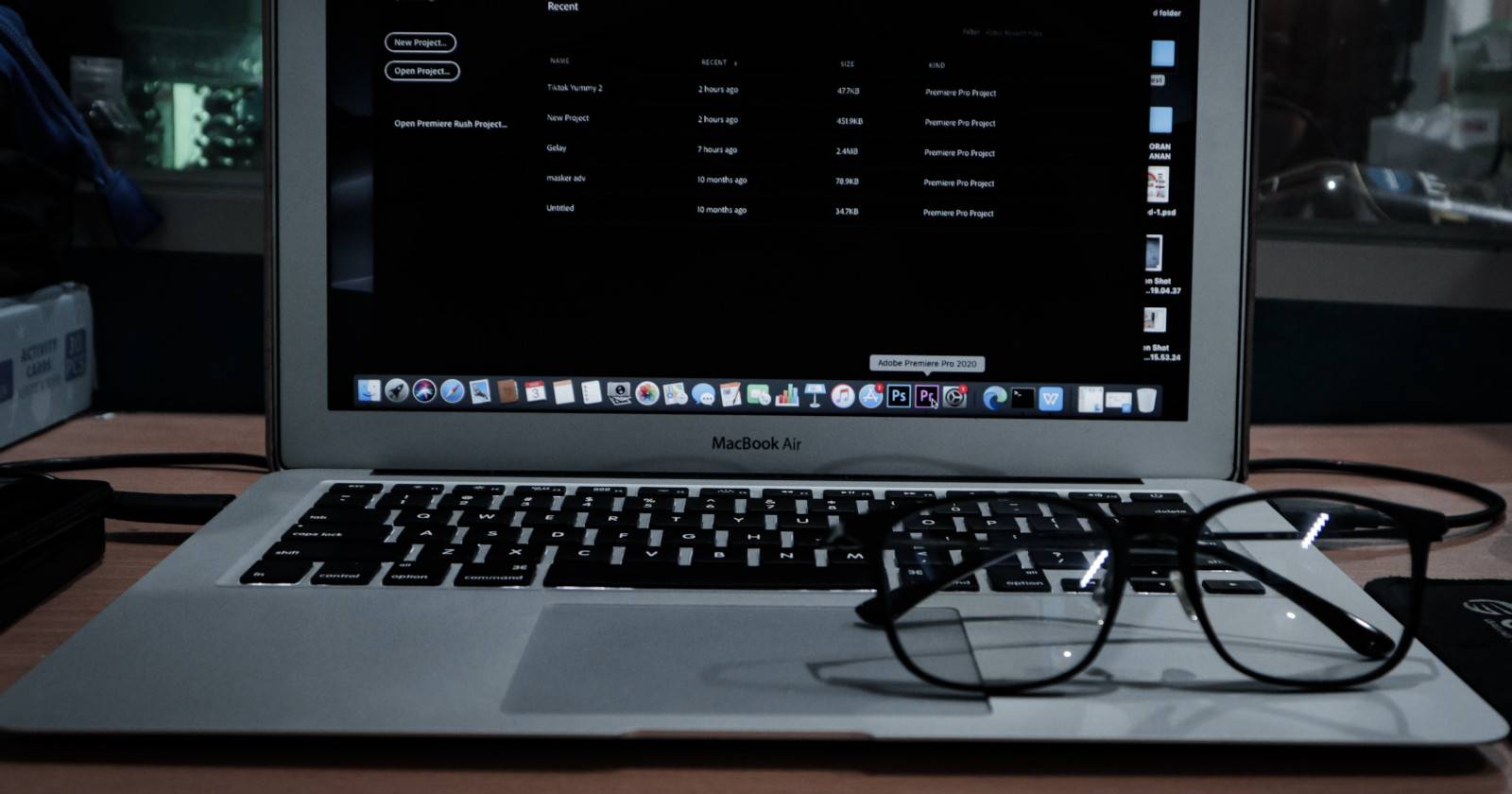 Пара очков на ноутбуке