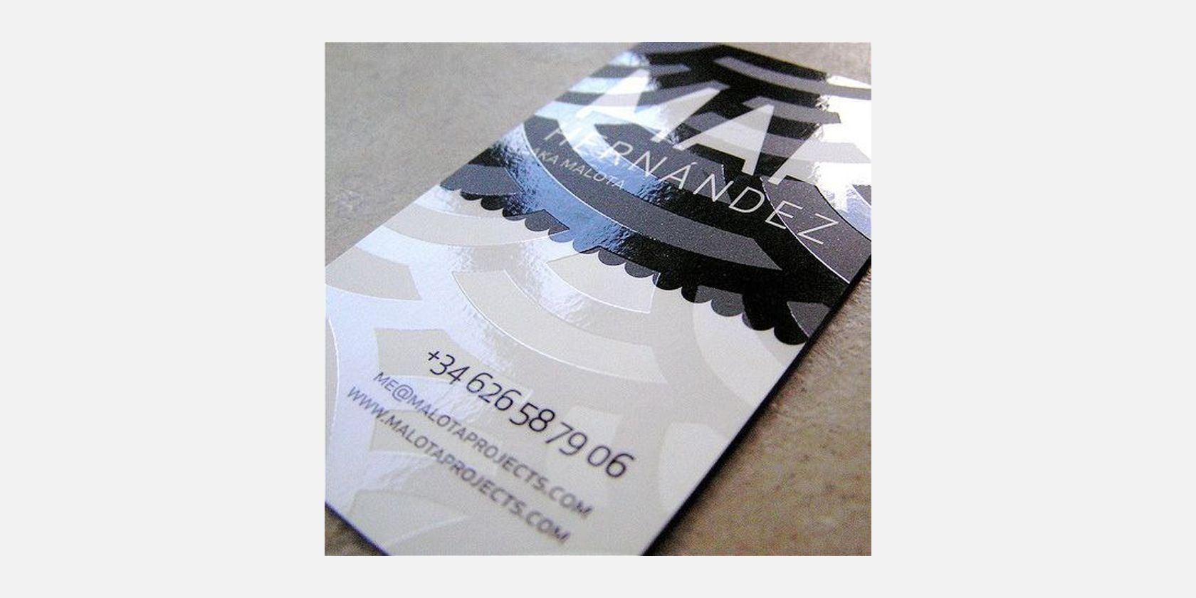 Декоративный эффект spot UV на листовке.