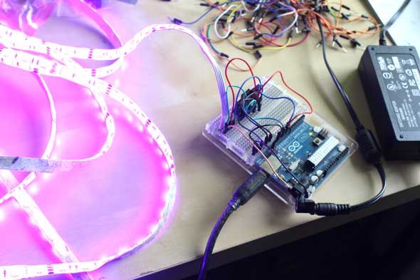 Тест светодиодной RGB-ленты с переключением цветов