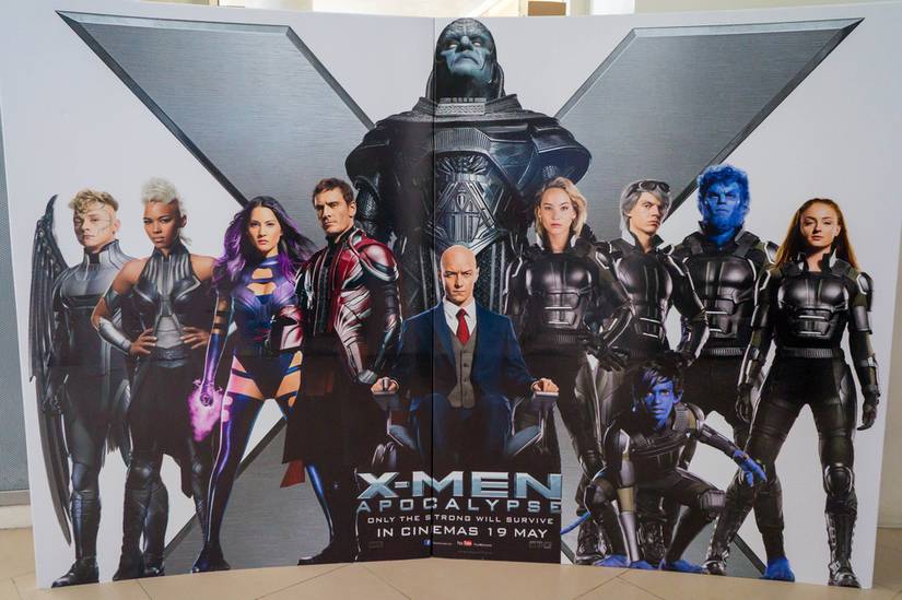 Постер «Люди Икс: Апокалипсис» у кинотеатра.