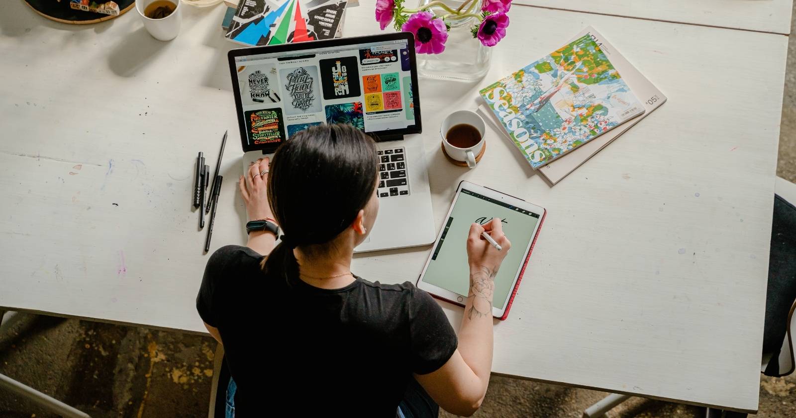 Человек рисует на iPad с Apple Pencil