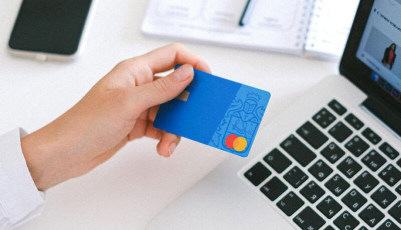 Человек держит дебетовую карту Wise