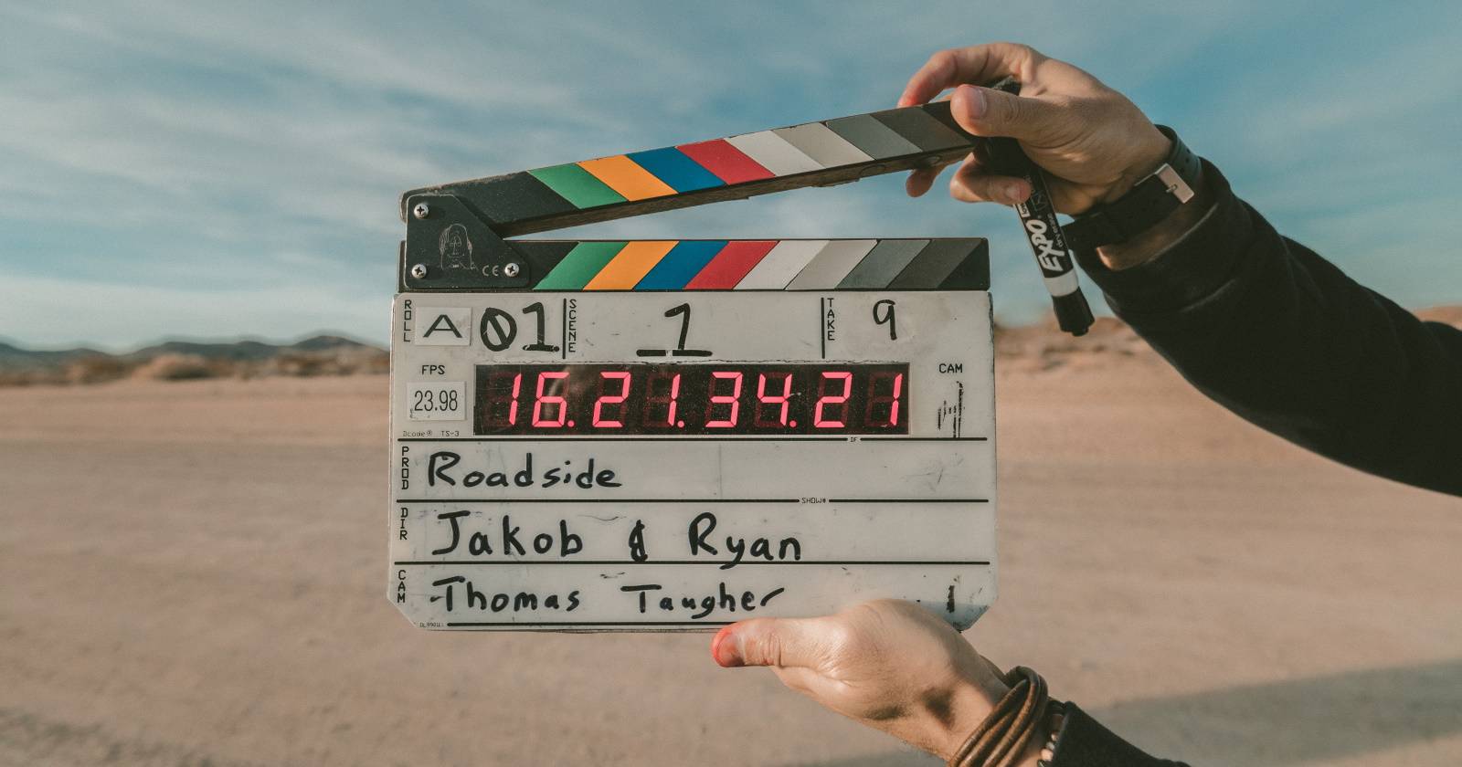 Человек держит хлопушку для киносъёмки