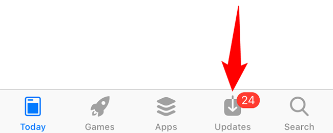 Нажмите «Обновления» внизу App Store.