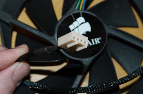 Чёрный разъём с тремя контактами для вентилятора на материнской плате