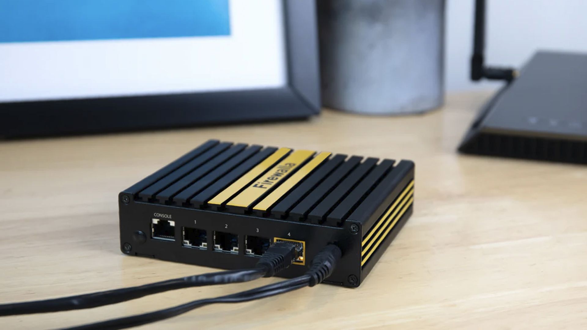 Аппаратный файрволл Firewalla Gold на столе