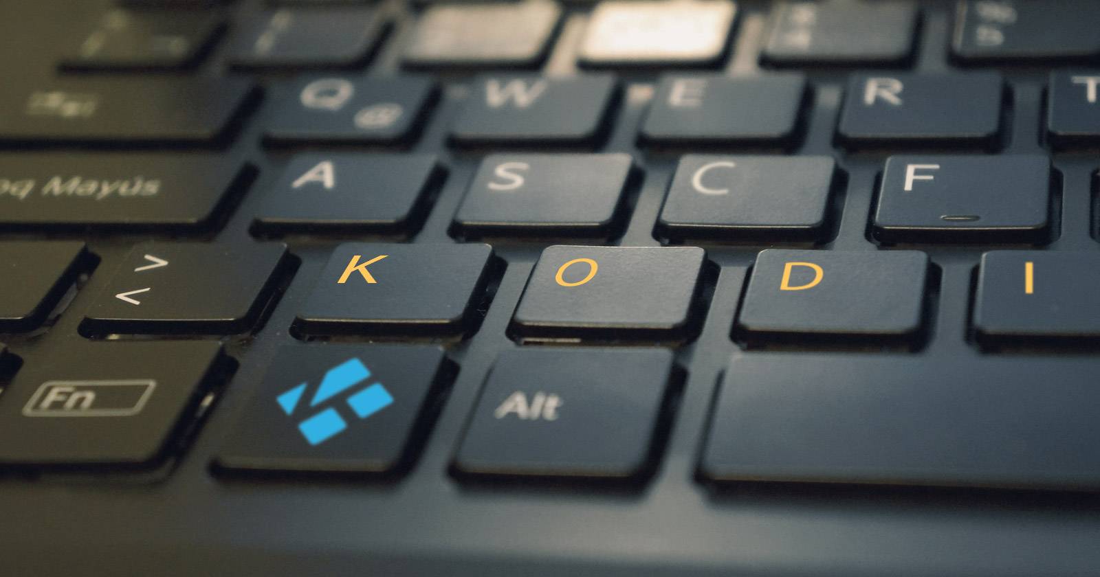 Главный экран Kodi с элементами меню и плеером