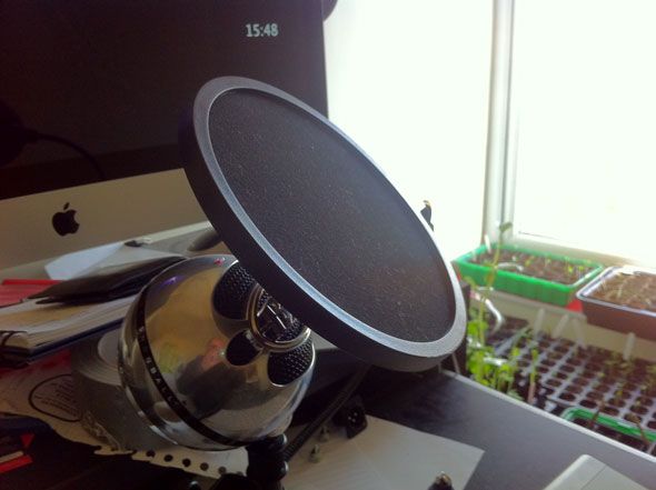 Простейшая микрофонная конфигурация: микрофон, поп-фильтр, наушники