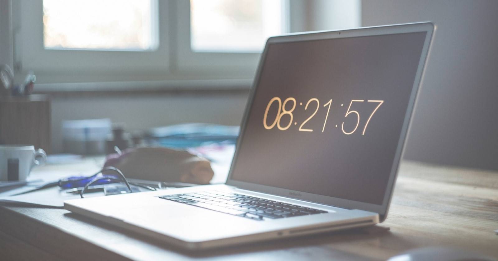 Ноутбук на столе с показанным временем
