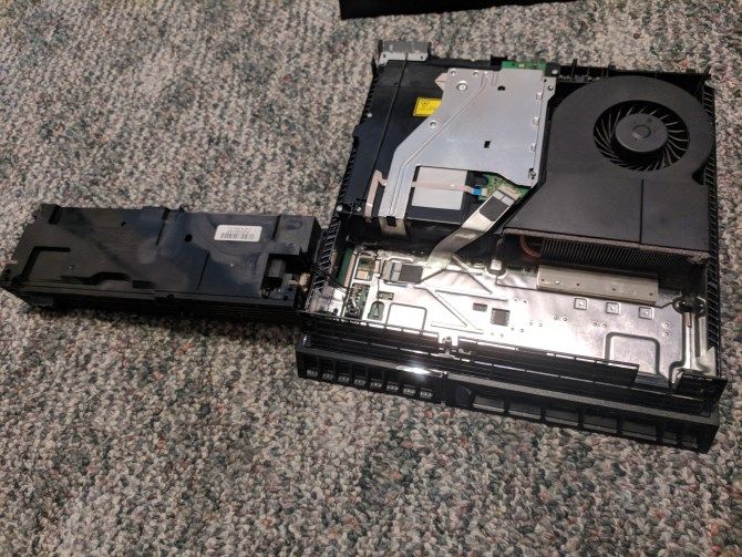 Блок питания PS4 отведён в сторону, остаётся подключённым