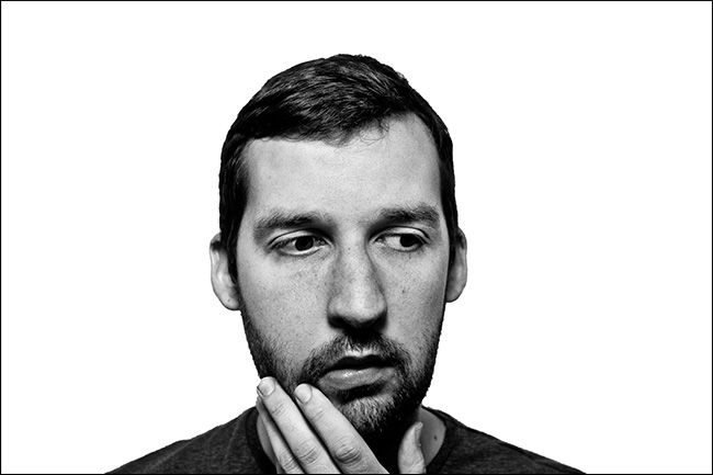 Портрет на чистом белом фоне без пятен