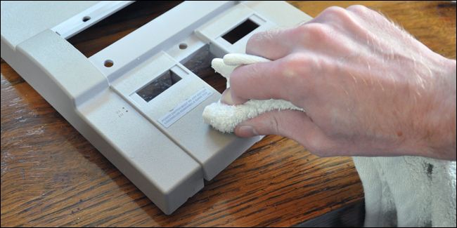 Очистка надписей спиртом и губкой