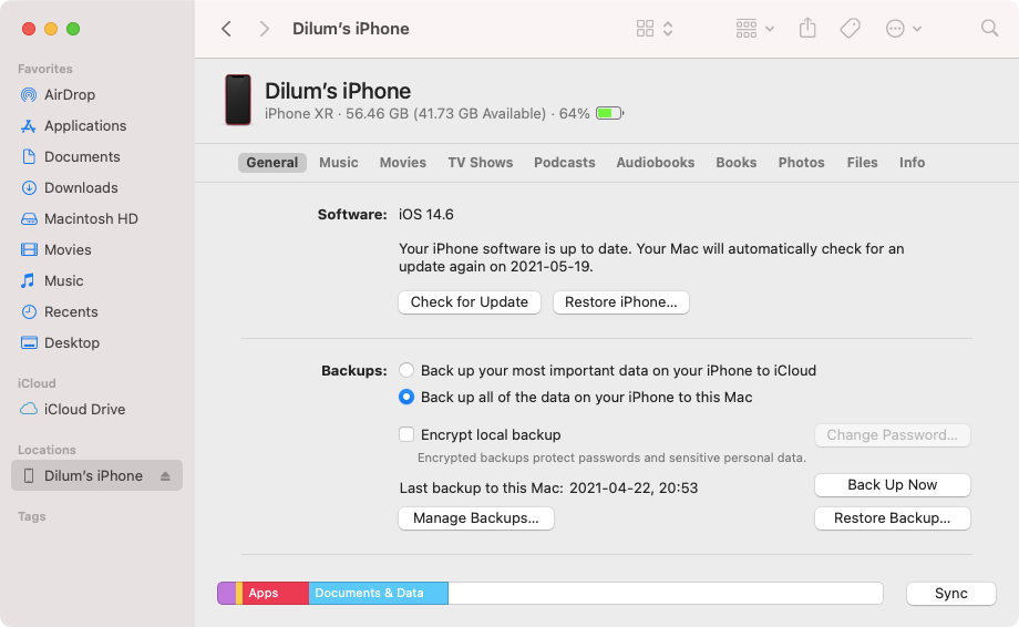 Выбор iPhone в боковой панели Finder