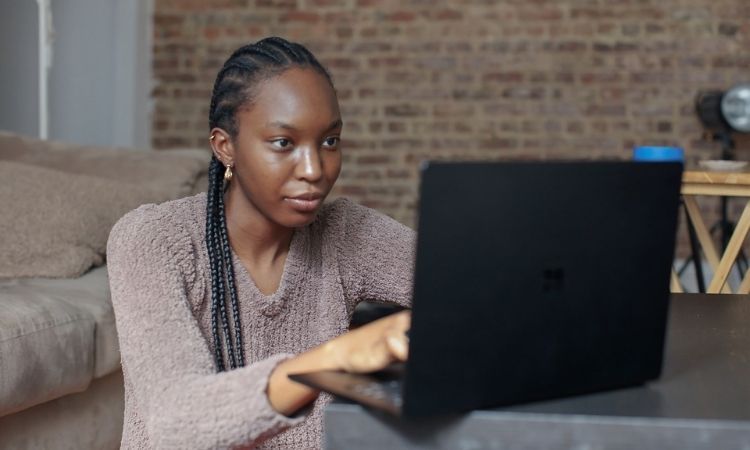 Женщина за ноутбуком