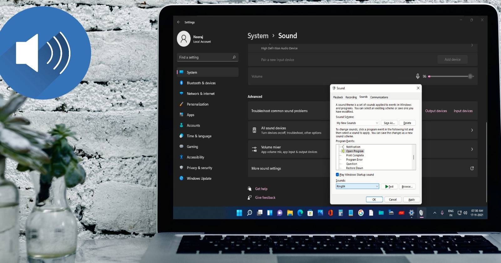 Ноутбук с экраном настроек звука Windows 11