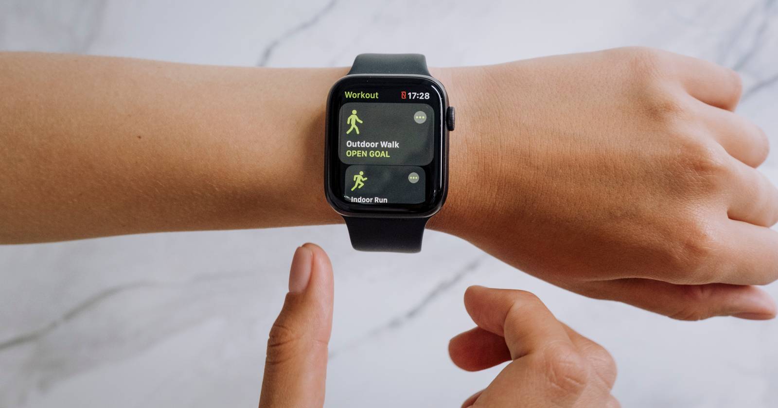 Apple Watch с спортивным ремешком, показывающий тренировку на открытом воздухе