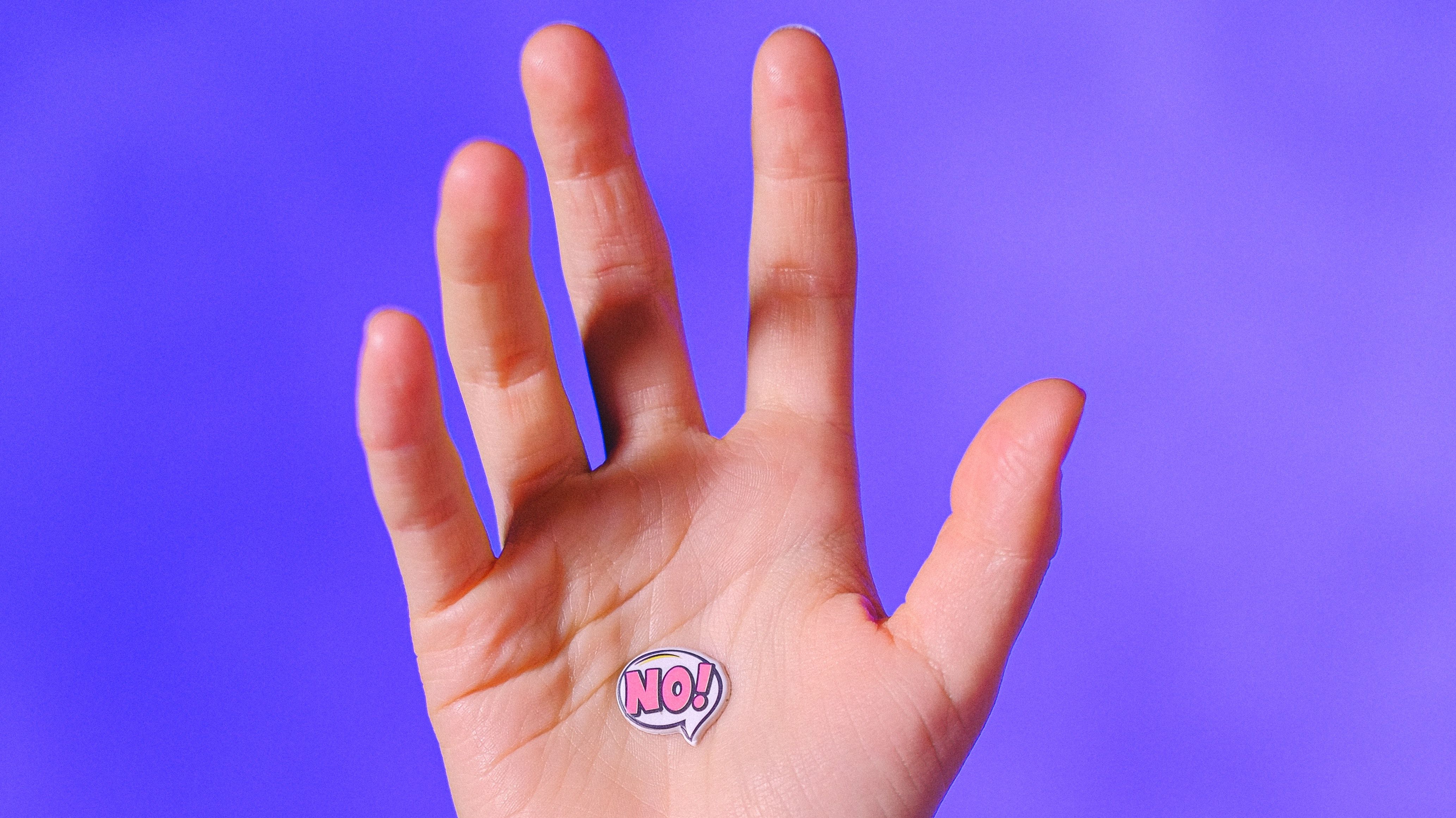 Рука с надписью Нет