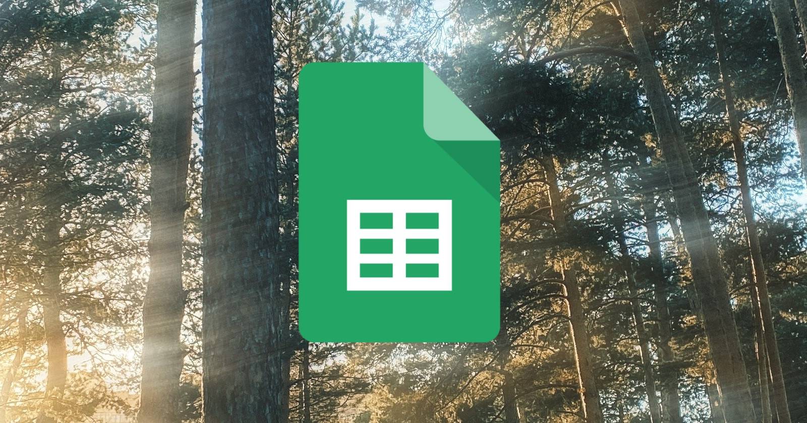 Логотип Google Таблиц на фоне деревянной поверхности