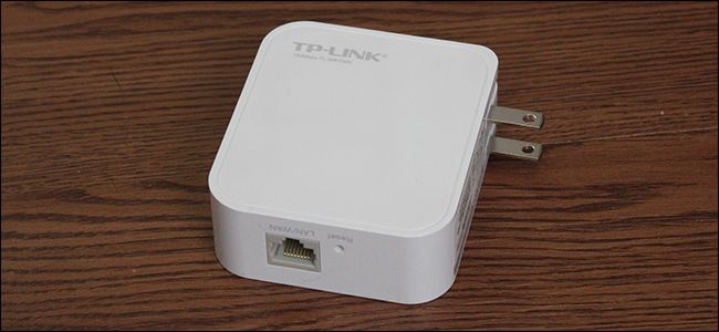 Небольшой дорожный маршрутизатор на прикроватной тумбочке