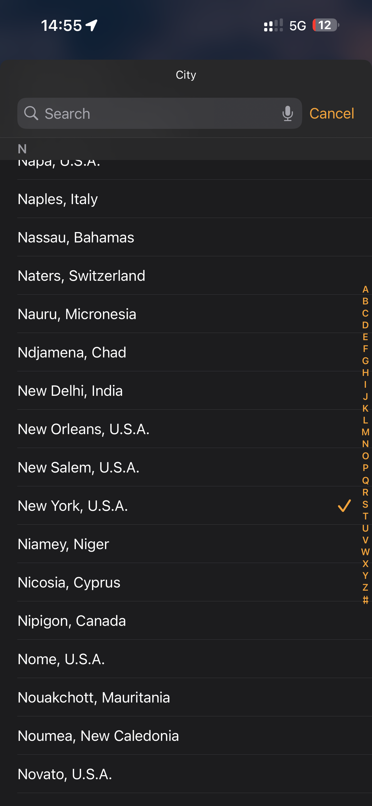 Выбор пользовательского города для виджета City Digital на iPhone.