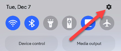 Нажмите на значок шестерёнки в верхней панели