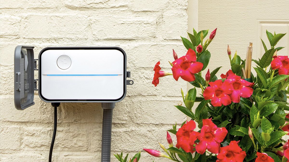 Контроллер полива Rachio, установленный на стене снаружи