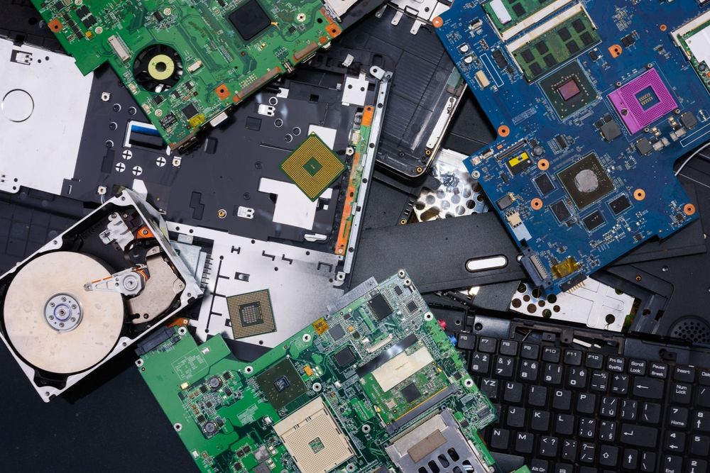 Лоток с разобранными компьютерными компонентами.