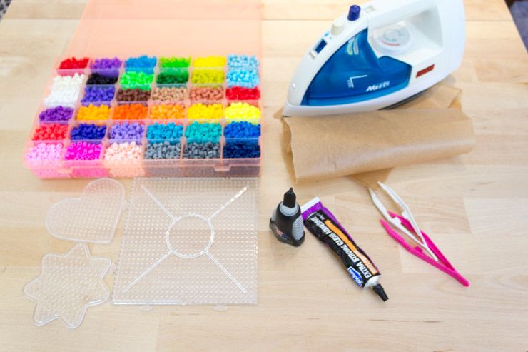 Набор Hama/Perler бусин, пегборды и пинцет на деревянной поверхности