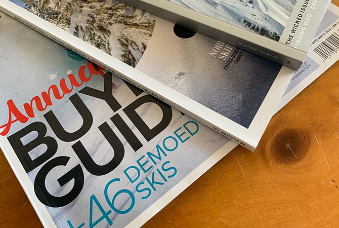 Выбор подходящего снимка для увеличения в Photoshop: журналы на столе