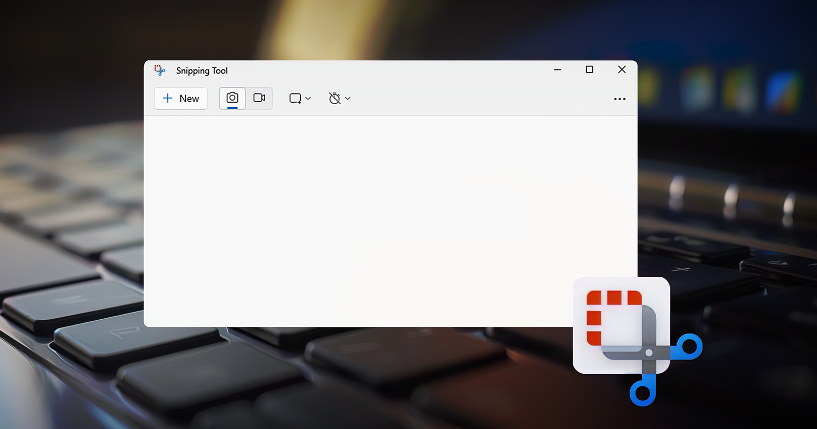 Окно приложения Snipping Tool на фоне клавиатуры ноутбука.