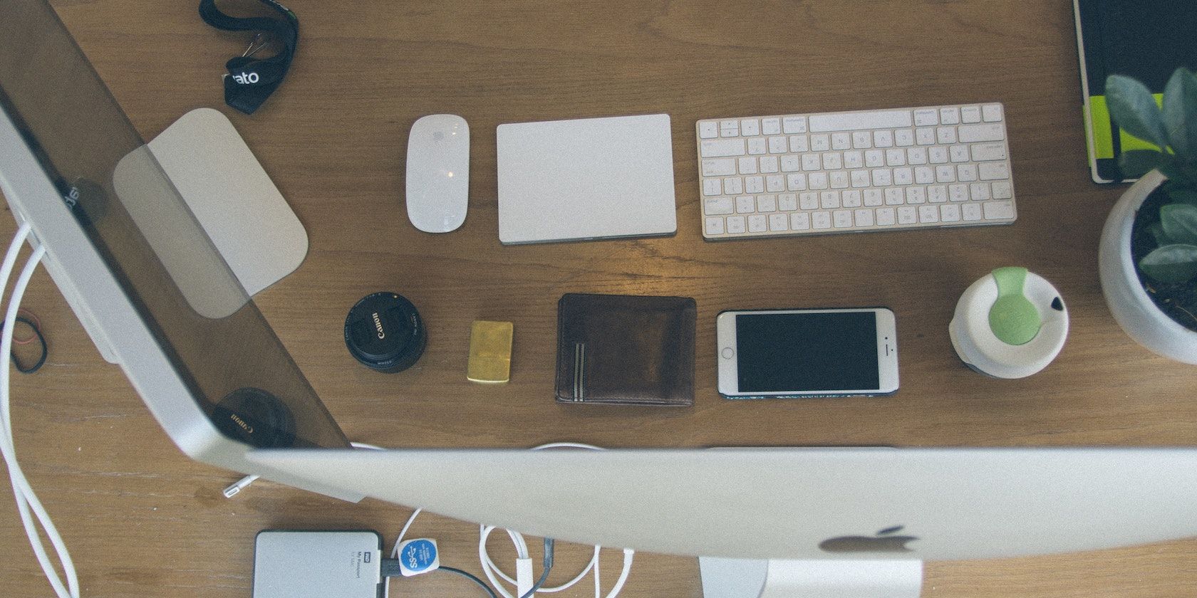 Аксессуары Apple на рабочем столе с двумя мониторами